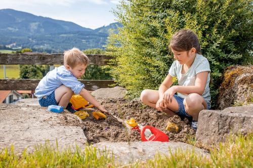 hier sind die Kinder im Sandkasten