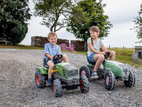 Beim Trettraktor fahren Beim Trettraktor fahren