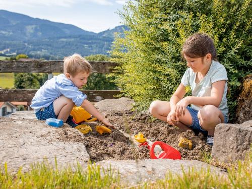 hier sind die Kinder im Sandkasten hier sind die Kinder im Sandkasten