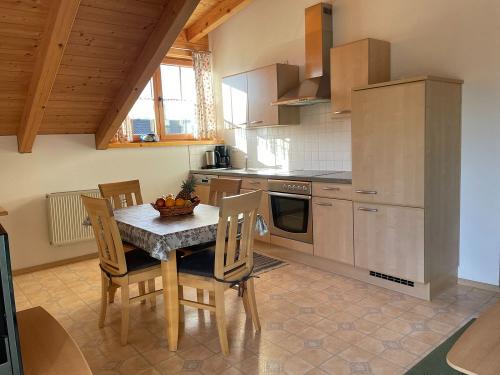 Küche mit Essbereich