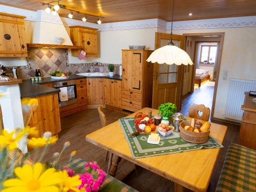 Großzügige Altholz-Wohnküche