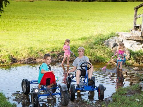 Abkühlung am Bach hinterm Hof