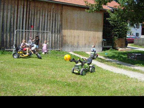 beiunshabenihrekindervielplatzzumspielen