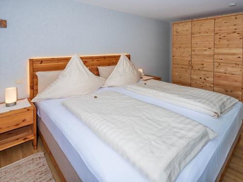 Schlafzimmer mit Boxspringbett aus Zirbenholz