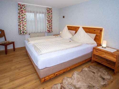 Schlafzimmer mit Boxspringbett aus Zirbenholz