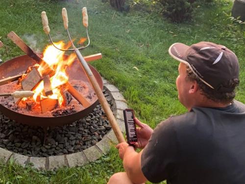 Den Abend mit Stockbrot und Lagerfeuer ausklingen lassen Den Abend mit Stockbrot und Lagerfeuer ausklingen lassen