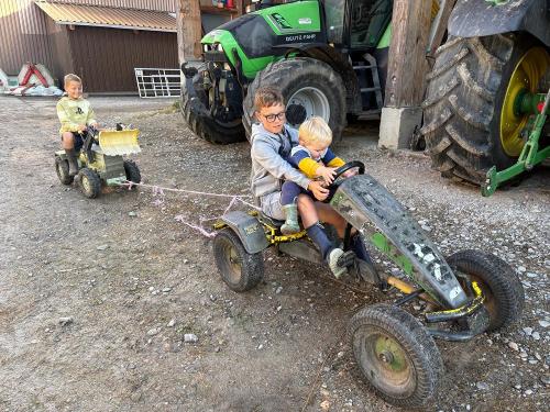 Kleine Traktorfahrer Kleine Traktorfahrer