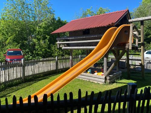 Unser Spielplatz direkt vor der Haustüre Unser Spielplatz direkt vor der Haustüre