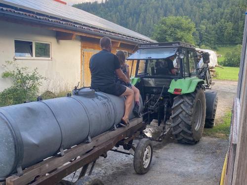 Auf dem Wasserfass mitfahren Auf dem Wasserfass mitfahren