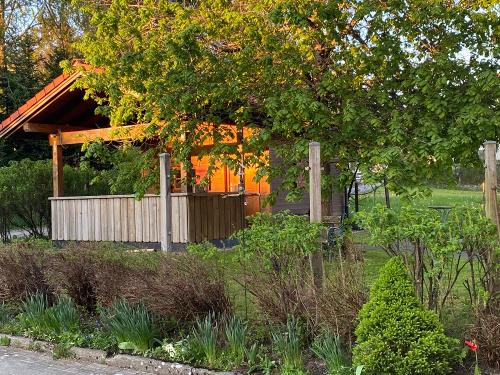 Unser Gartenhaus mit überdachter Veranda Unser Gartenhaus mit überdachter Veranda