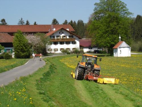 Helfenwangerhof mit Traktor