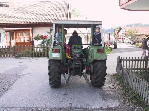 Mitfahren auf dem Traktor