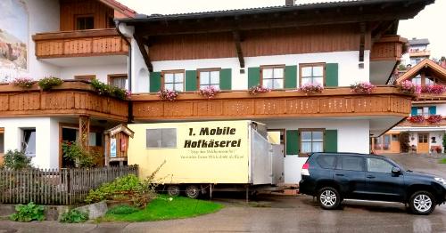 Mobile Hofkäserei, die den Käse vor Ort macht