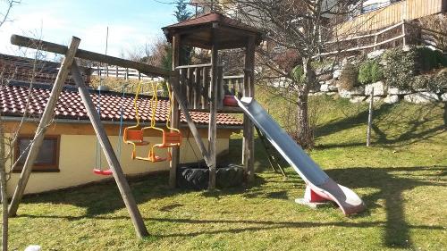 Unser Spielplatz mit viel Platz zum Spielen und Toben