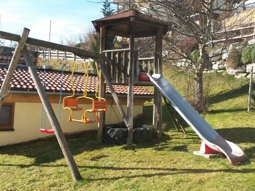 Unser Spielplatz mit viel Platz zum Spielen und Toben