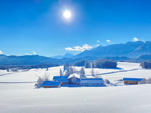 Ansicht vom Hügel auf unseren Hof Ansicht vom Hügel auf unseren Hof