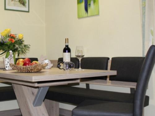 Gemütliche Eckbank, genügend Platz auch für 5 Personen Gemütliche Eckbank, genügend Platz auch für 5 Personen