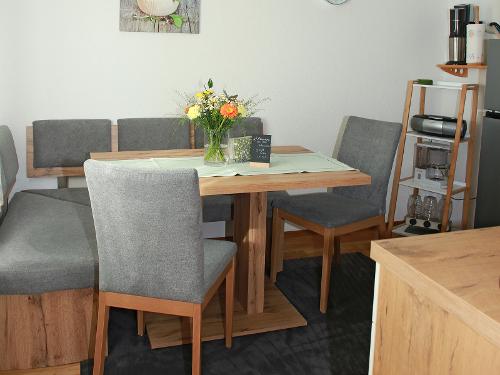 gräumige Eckbank im Spatzenwinkel