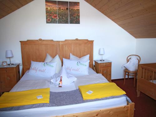 Schlafzimmer mit Doppelbett