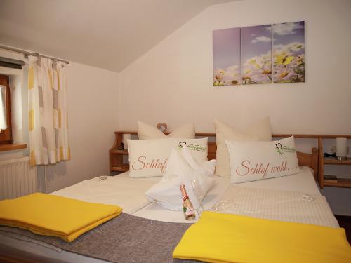 Schlafzimmer mit Doppelbett