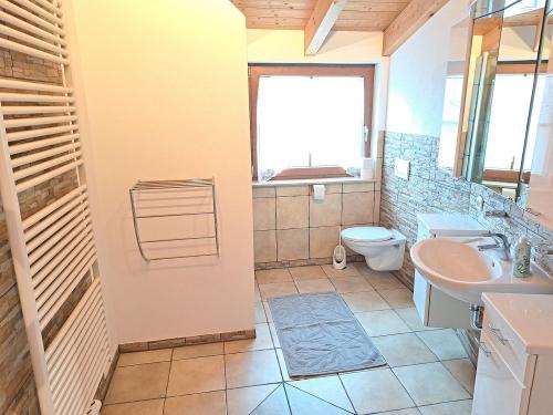 Großes Badezimmer mit Fenster