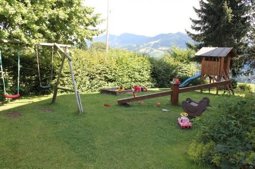 Unser Spielplatz mit viel Platz zum Spielen und Toben