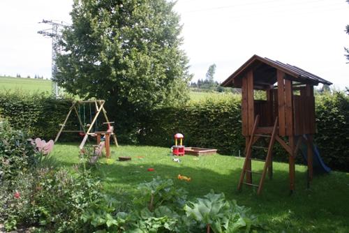 Unser Spielplatz mit viel Platz zum Spielen und Toben
