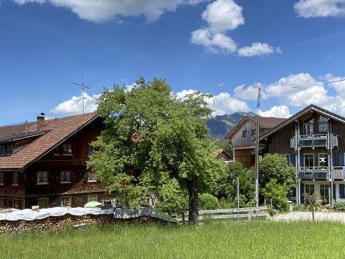 Ferienhof Stiefel: Bauernhaus (li) und Nebenhaus