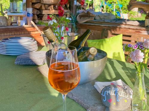 Sundowner in der Grillhütte genießen