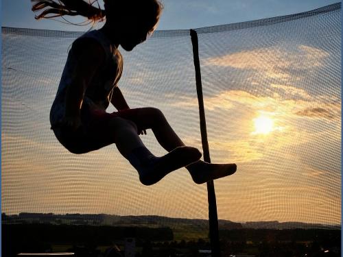 Trampolinspringen im Sonnenschein Trampolinspringen im Sonnenschein