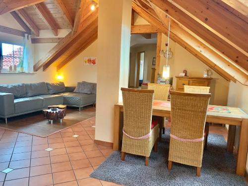 Herrlich offener Wohn -Essbereich mit Küche in Ferienwohnung Mohn