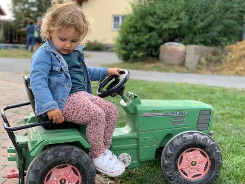 Kleiner Traktorfahrer