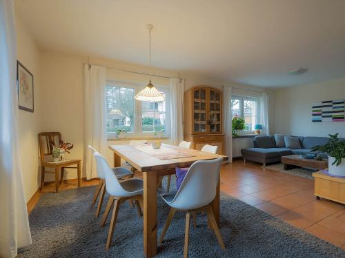 Wohn-Esszimmer mit viel Platz bei Ferienwohnung Rose