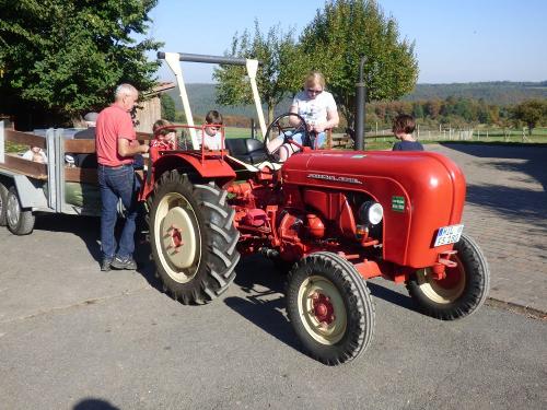 Traktorfahrt mit Oldtimer