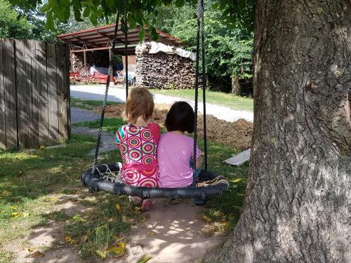 Zwiegespräch beim Schaukeln