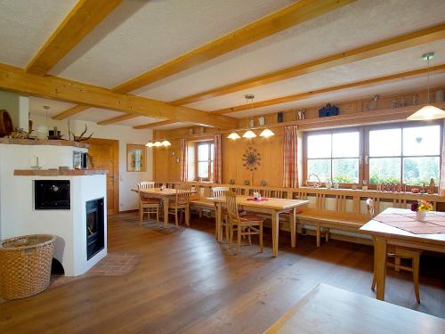 Frühstücksraum / Aufenthaltsraum mit Kachelofen