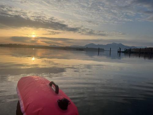 Eisbaden mit Blick auf die Kampenwand Eisbaden mit Blick auf die Kampenwand