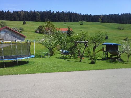 Unser Spielplatz mit Liegewiese
