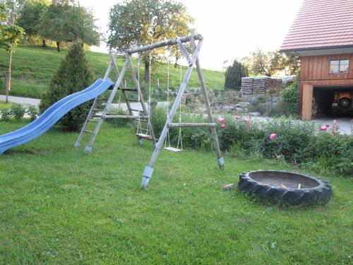 Unser Spielplatz mit viel Platz zum Spielen und Toben