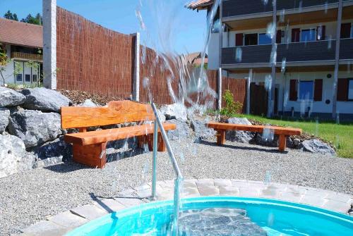 Unser Kneipp-Tretbecken mit gemütlichem Sitzplatz