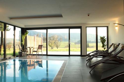 Unser Schwimmbad mit herrlichem Weitblick