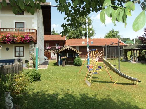 spielplatz_mit_kinderhtte