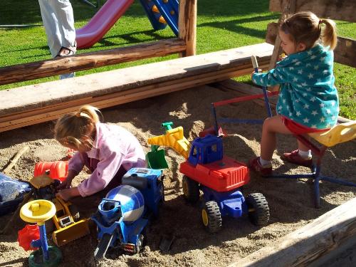 überdachter Sandkasten