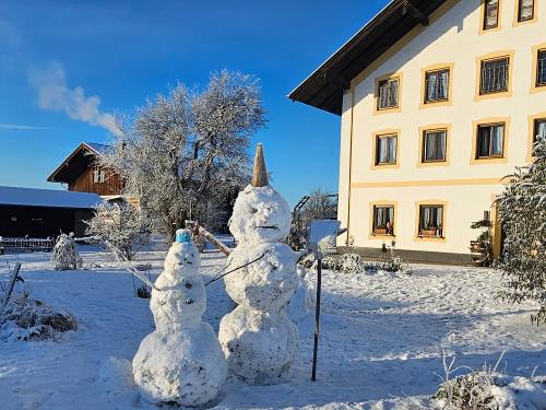 Lustige Gesellen vor dem Bauernhaus