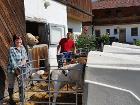 Hofansicht, rechts die Ferienhäuser