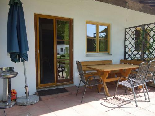 dsc00601Überdachte Terrasse am Doppelhaus Margarite