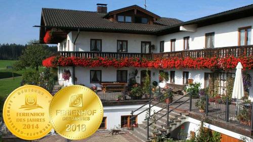 hofansicht-mit-goldmedalie1024