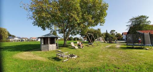 Pavillion, Lagerfeuerstelle, Spielplatz h. Haus