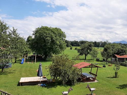 Garten mit Spielplatz