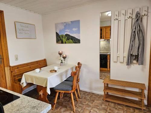 Essbereich und Garderobe Hochgern